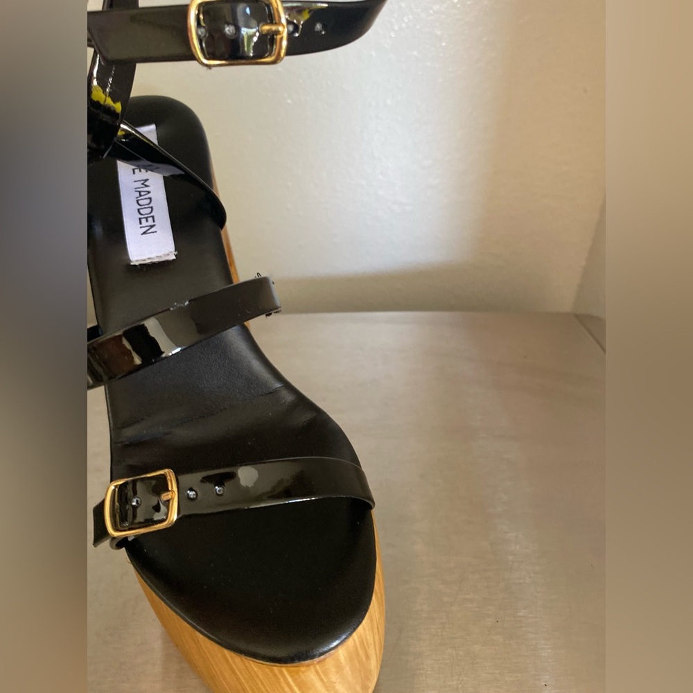 NWT.. STEVE MADDEN BLACK PATENT PLATFORM SANDALS - Picture 3 of 10